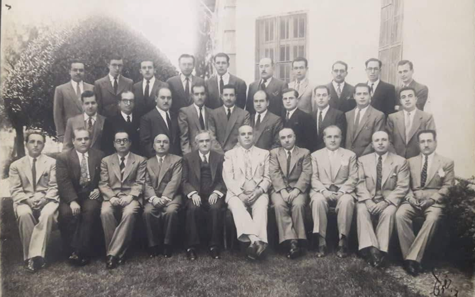 أساتذة كلية الطب مع خريجي العام الدراسي 1945 – 1946