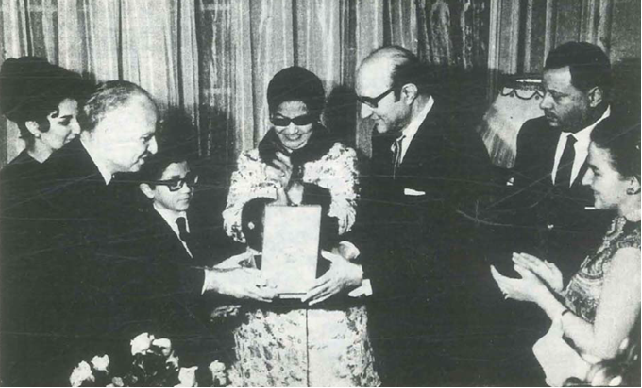 سامي الدروبي يقلد الموسيقار محمد عبد الوهاب وسام الاستحقاق عام 1967