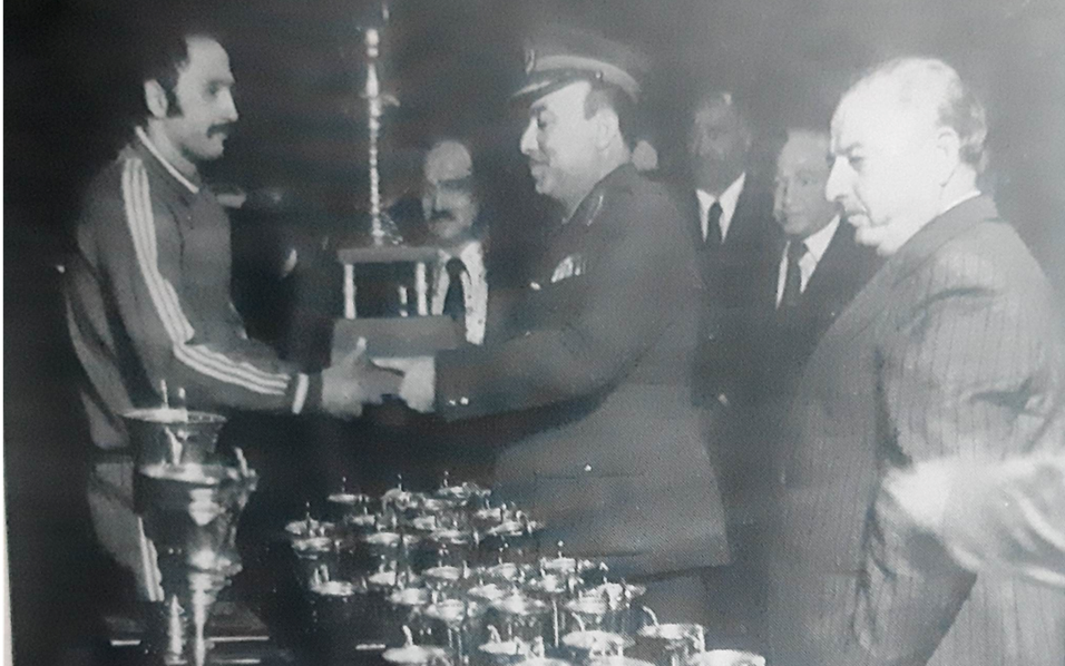 أكرم الساطي يتسلم كأس بطولة الشرطة العربية بالكرة الطائرة في بغداد عام1977