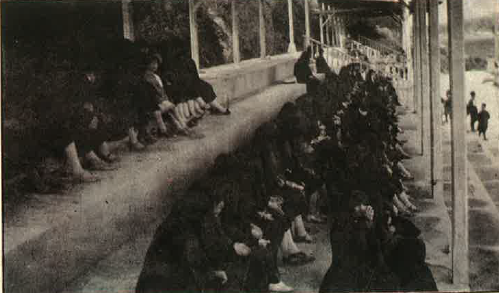 التاريخ السوري المعاصر - طالبات في دمشق يشاركن في المظاهرات احتجاجاً على تخفيض ميزانية الجامعة السورية 1929