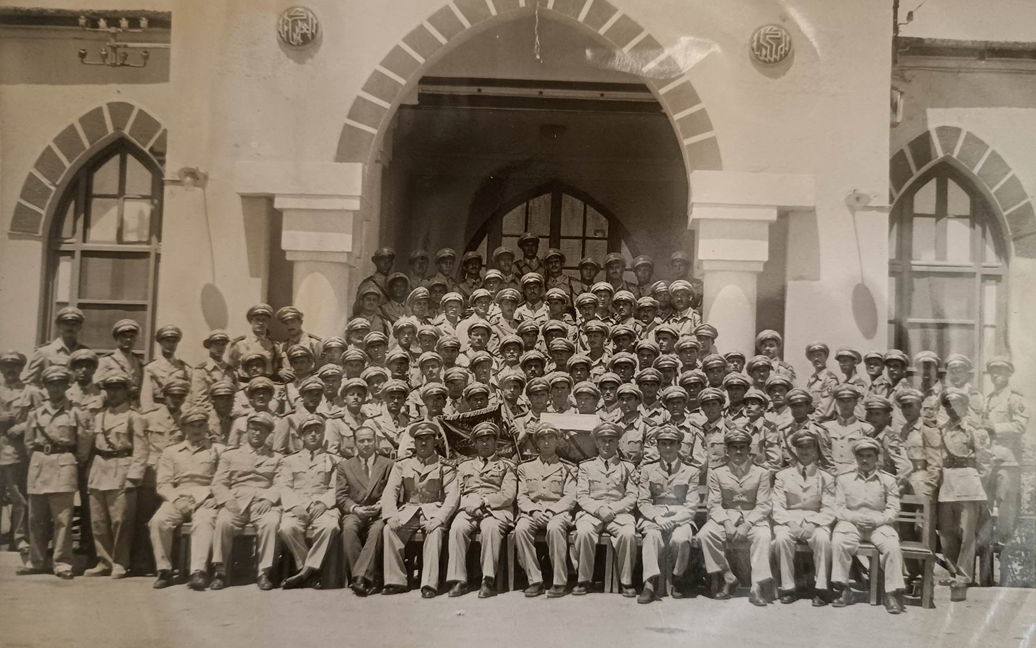 طلاب وخريجو إحدى دورات الكلية العسكرية في خمسينيات القرن العشرين