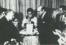 سامي الدروبي يقلد الموسيقار محمد عبد الوهاب وسام الاستحقاق عام 1967