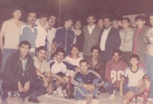 فريق نادي الشباب بكرة اليد في مقر النادي في الرقة عام 1982م