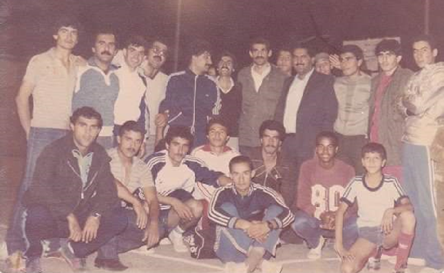 فريق نادي الشباب بكرة اليد في مقر النادي في الرقة عام 1982م