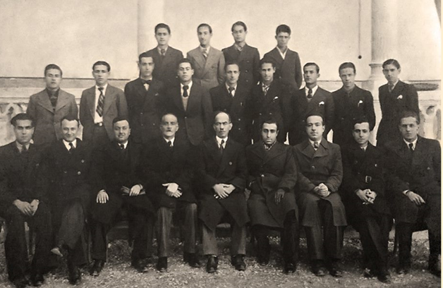 مدرسون في مدرسة التجهيز الأولى بدمشق في أربعينيات القرن العشرين
