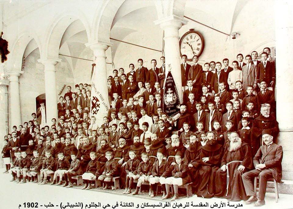 التاريخ السوري المعاصر - هيئة التعليم وطلاب في مدرسة الشيباني - الأرض المقدسة للرهبان الفرنسيسكان في حلب 1902