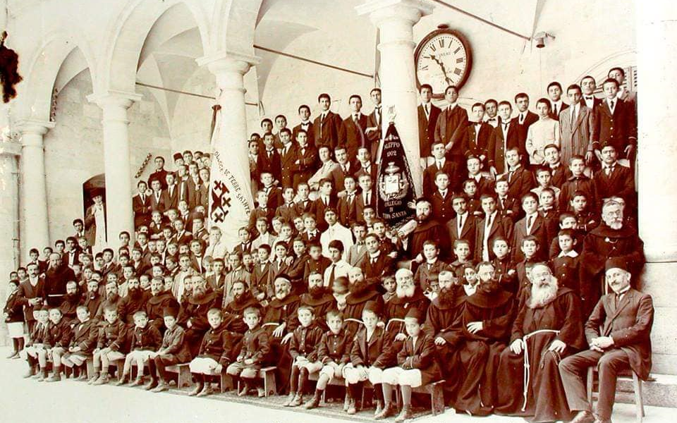 هيئة التعليم وطلاب في مدرسة الشيباني - الأرض المقدسة للرهبان الفرنسيسكان في حلب 1902