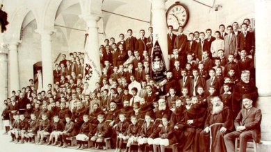 هيئة التعليم وطلاب في مدرسة الشيباني - الأرض المقدسة للرهبان الفرنسيسكان في حلب 1902