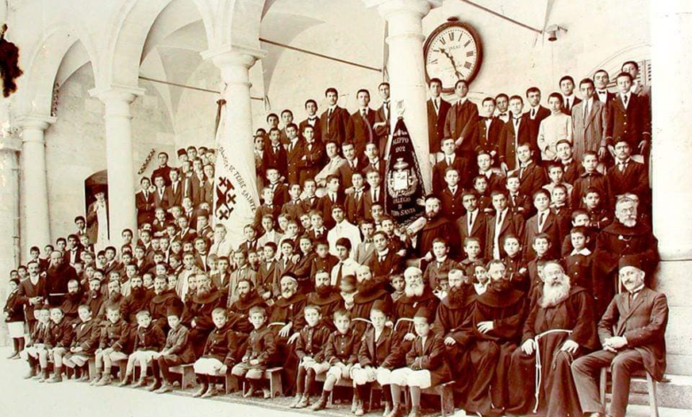 هيئة التعليم وطلاب في مدرسة الشيباني - الأرض المقدسة للرهبان الفرنسيسكان في حلب 1902