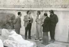 عفيف البهنسي ومصطفى طلاس أمام التابوت الأثري الذي تم اكتشافه في الرستن