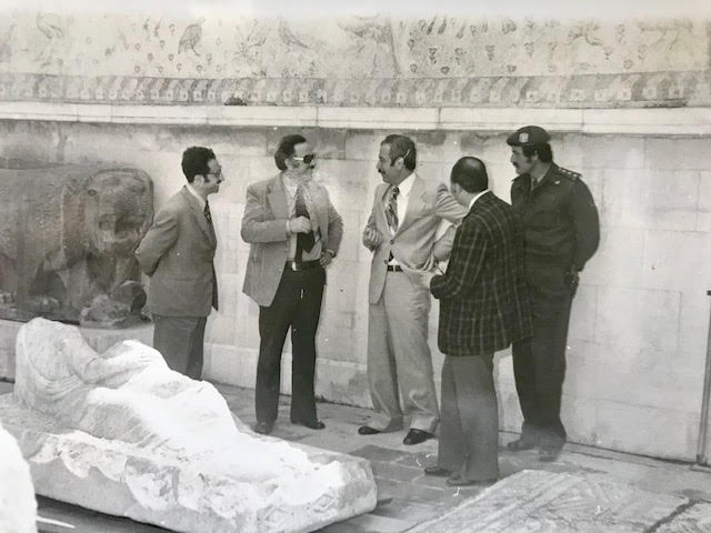 التاريخ السوري المعاصر - عفيف البهنسي ومصطفى طلاس أمام التابوت الأثري الذي تم اكتشافه في الرستن