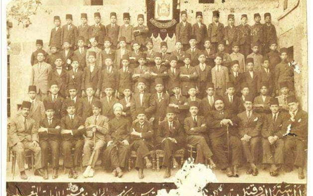 التاريخ السوري المعاصر - هيئة التعليم وطلاب في المدرسة الفاروقية في حلب عام 1903