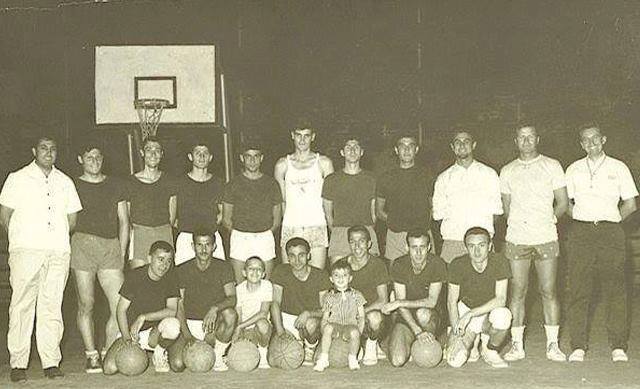 فريق كرة السلة مع المدرب الأميركي بول ميدوز في دمشق عام 1963م