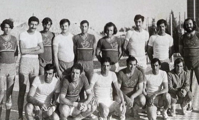 فريق نادي الفرات بكرة اليد مع نادي برزة الدمشقي عام 1974م