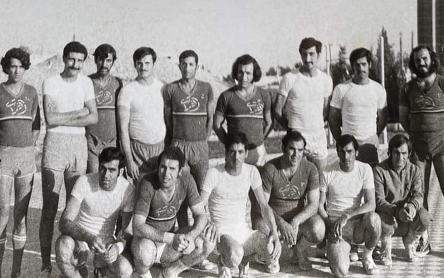 فريق نادي الفرات بكرة اليد مع نادي برزة الدمشقي عام 1974م