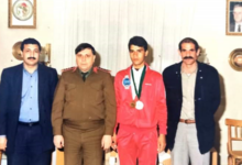 قائد الشرطة في الرقة في استقبال عبد الحنان موسى الفائز ببطولة العرب للدراجات 1994