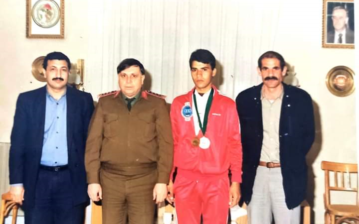 قائد الشرطة في الرقة في استقبال عبد الحنان موسى الفائز ببطولة العرب للدراجات 1994