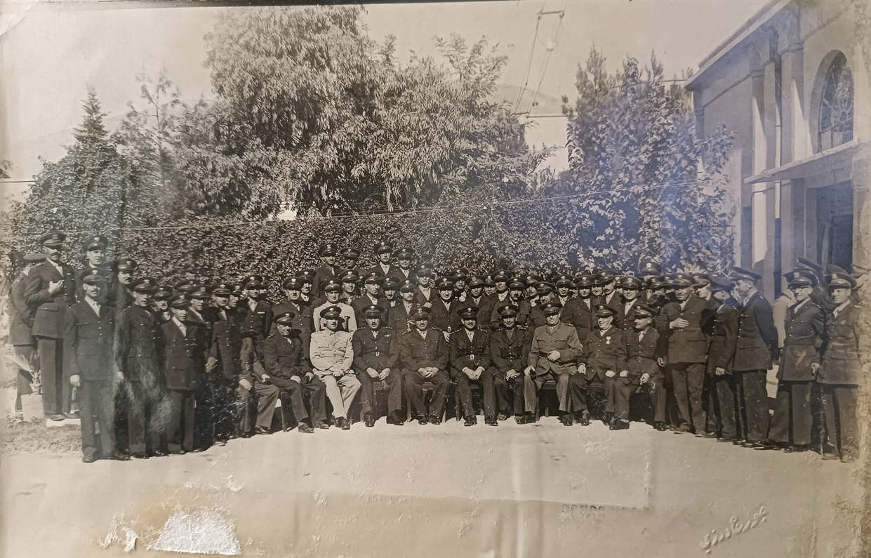 مجموعة من ضباط الجيش في الكلية العسكرية بحمص في خمسينيات القرن العشرين