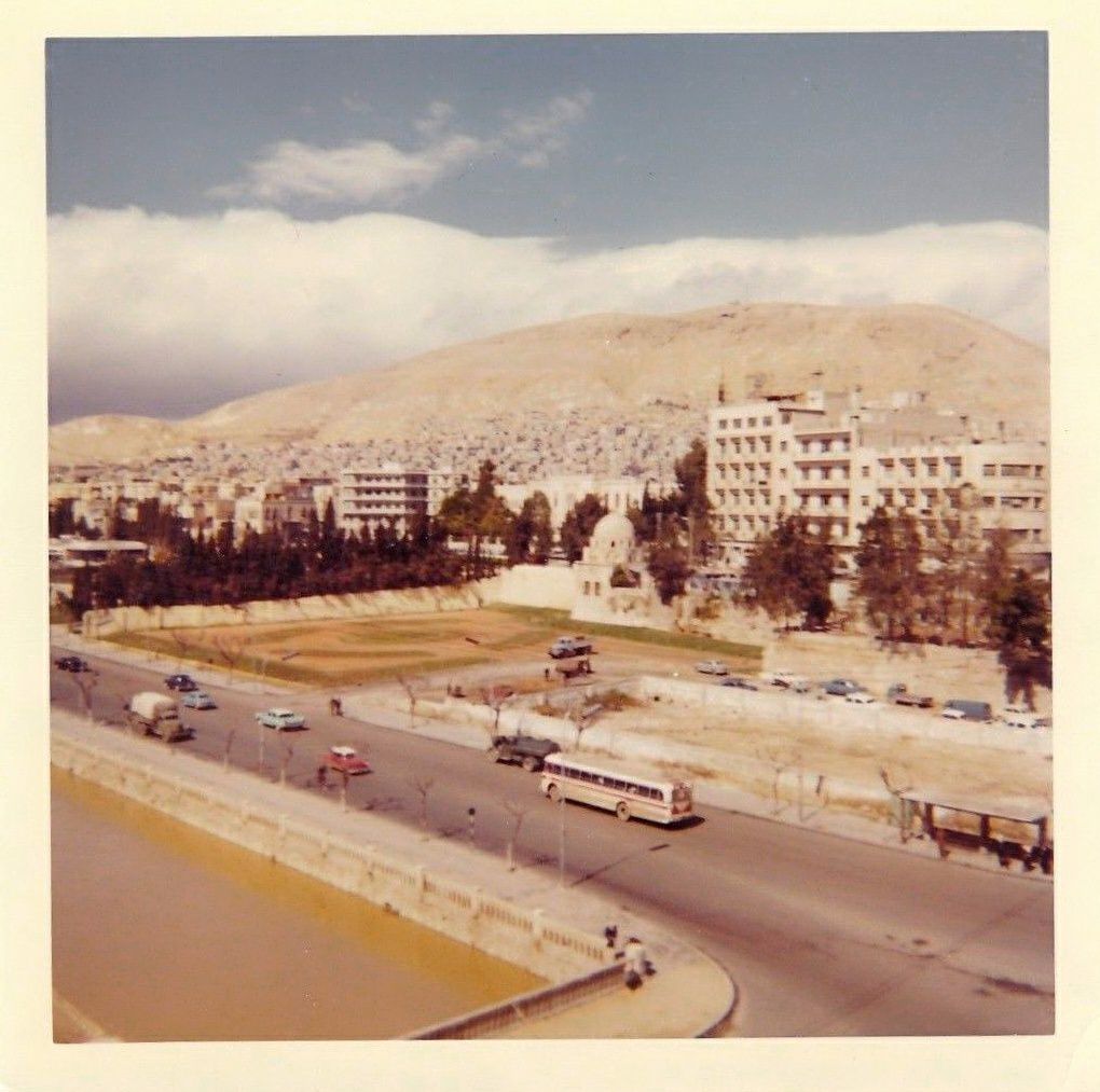 التاريخ السوري المعاصر - لقطة من فندق سمير اميس باتجاه مدرسة جودت الهاشمي في دمشق 1963