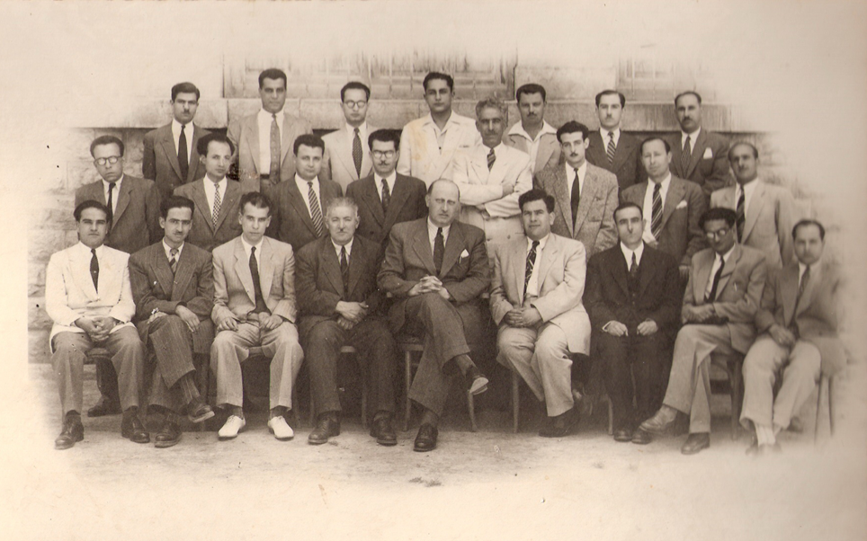 عبد العزيز النشواتي ضمن الهيئة التدريسية في ثانوية التجهيز الثانية في دمشق 1950
