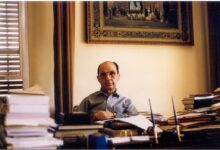 عدنان الخطيب أمين عام مجمع اللغة العربية بدمشق بمكتبه بالمجمع عام 1986