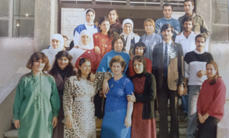 التاريخ السوري المعاصر - معلمون في مدرسة علي بن أبي طالب في الرقة عام 1988م