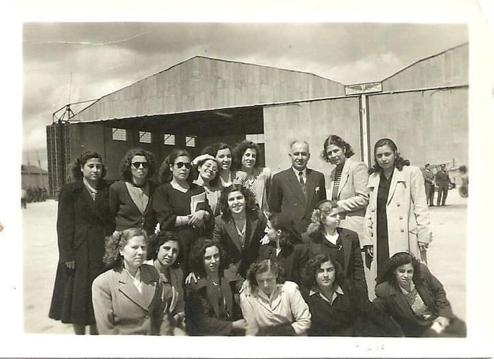 التاريخ السوري المعاصر - طالبات دار المعلمات في مطار النيرب بحلب عام 1951