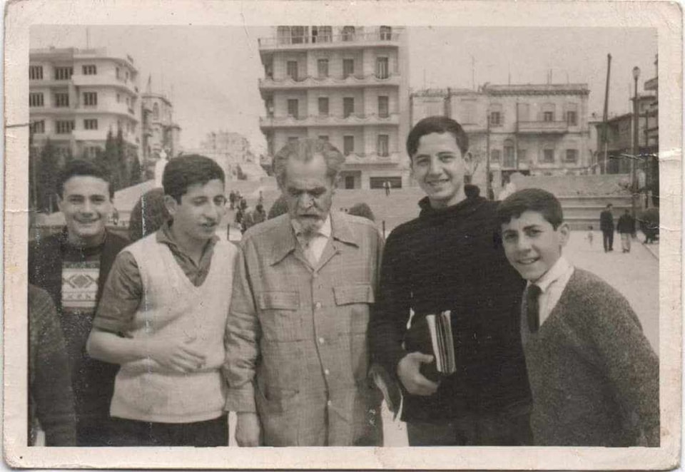 التاريخ السوري المعاصر - خير الدين الأسدي وطلاب من مدرسة الحكمة في حلب عام 1964