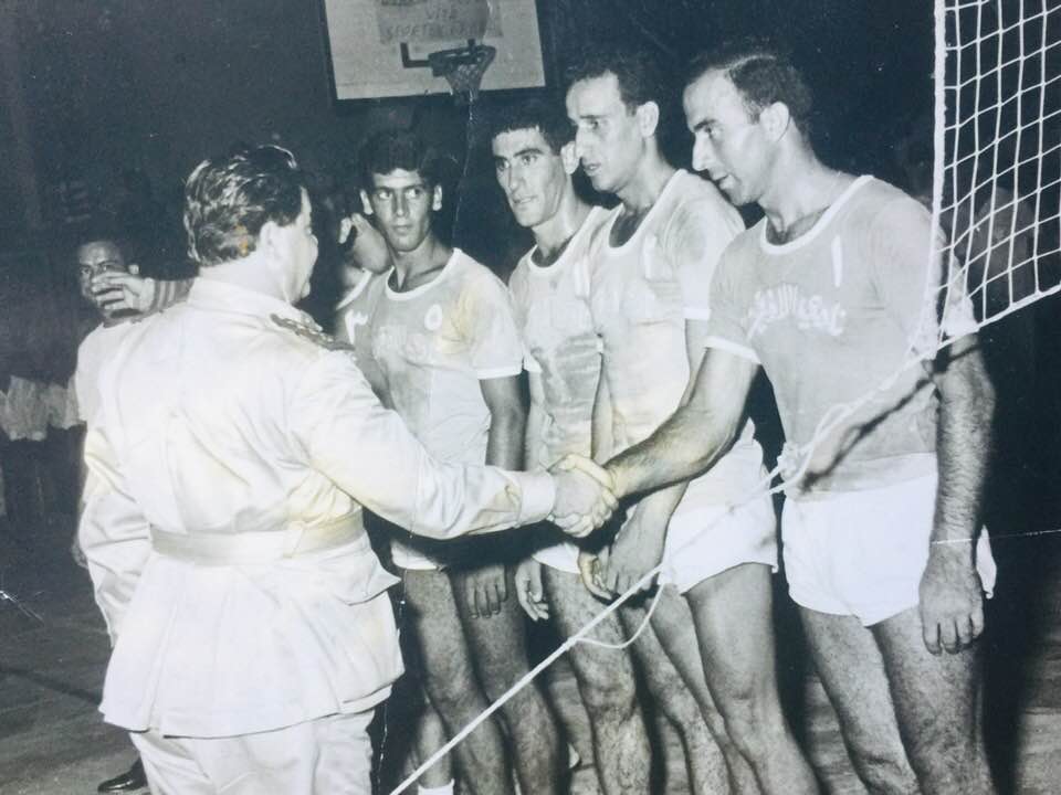 التاريخ السوري المعاصر - اللواء نورالدين كنج يصافح لاعبي نادي اللاذقية عام 1965