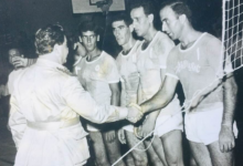 اللواء نورالدين كنج يصافح لاعبي نادي اللاذقية عام 1965