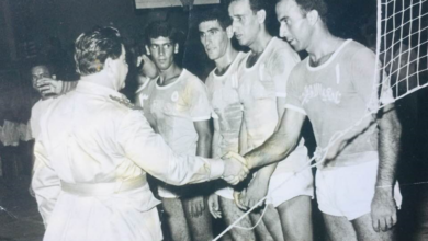 التاريخ السوري المعاصر - اللواء نورالدين كنج يصافح لاعبي نادي اللاذقية عام 1965