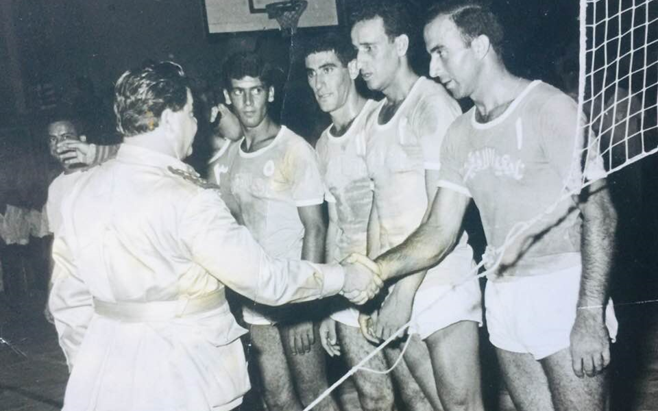 اللواء نورالدين كنج يصافح لاعبي نادي اللاذقية عام 1965