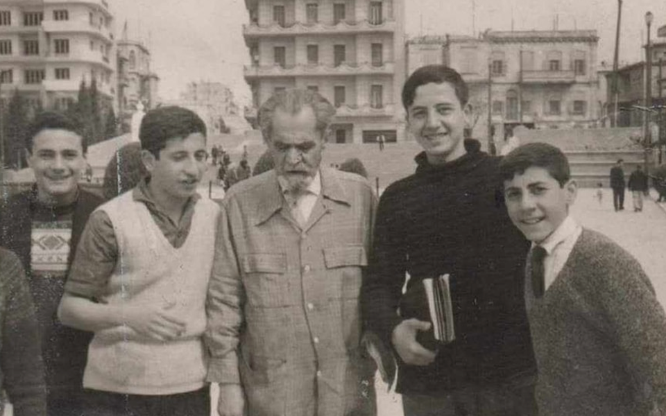 خير الدين الأسدي وطلاب من مدرسة الحكمة في حلب عام 1964