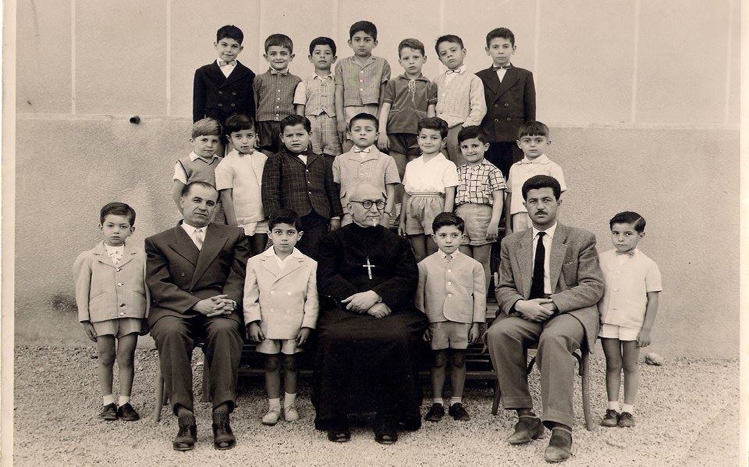 مدرسون وطلاب من مدرسة الفرير في دمشق عام 1960