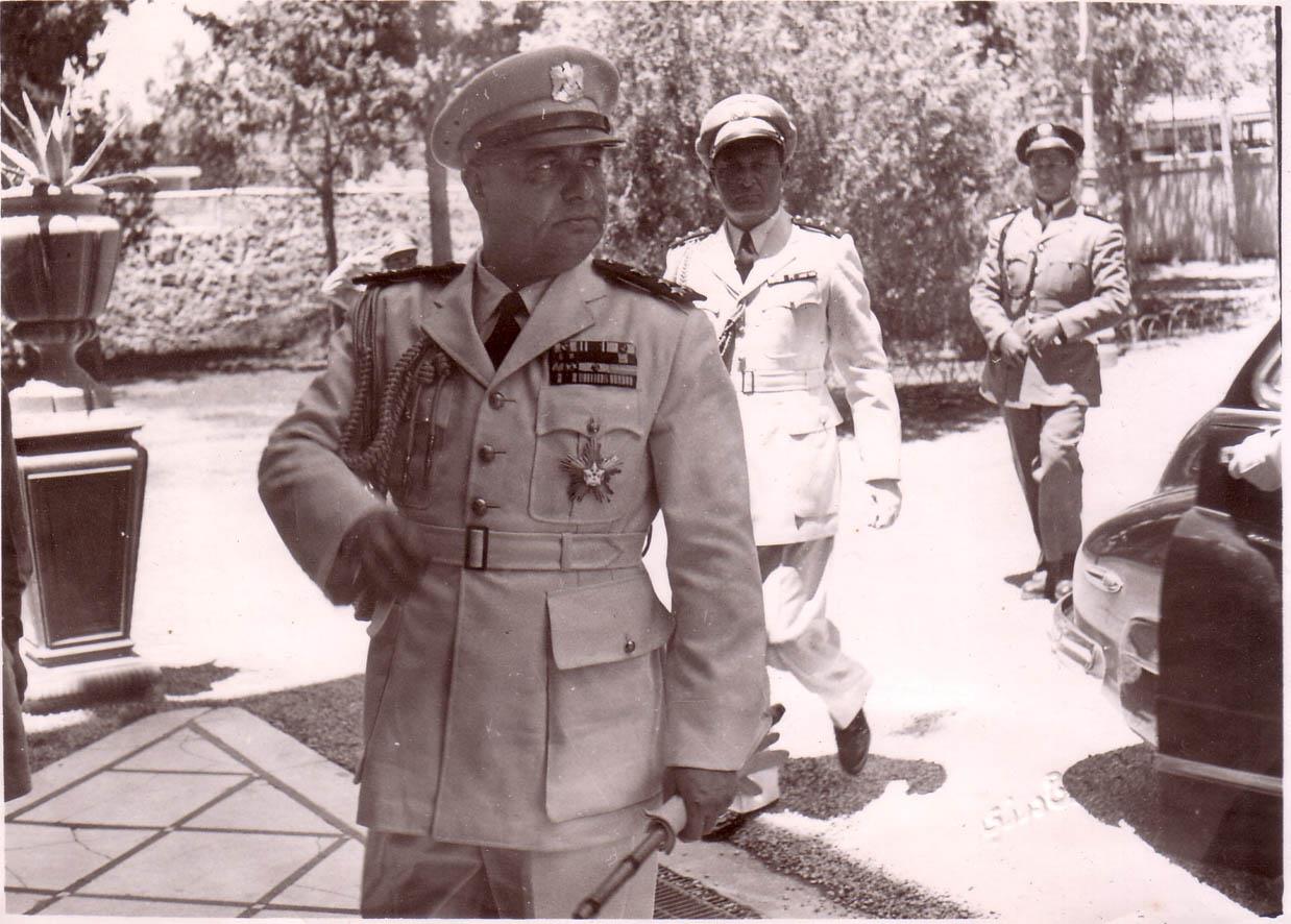 التاريخ السوري المعاصر - حسني الزعيم وخلفه مرافقه رياض الكيلاني في القصرالجمهوري عام 1949