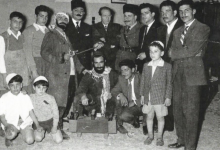 الأديب مراد السباعي مع ممثلين من مسرحية البويجي