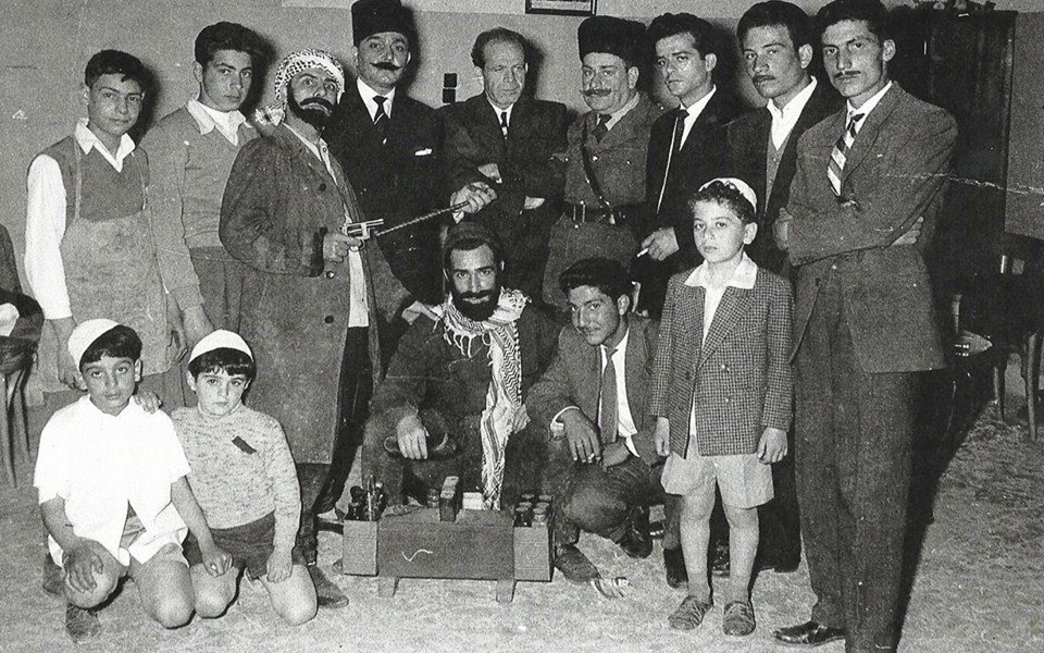 الأديب مراد السباعي مع ممثلين من مسرحية البويجي