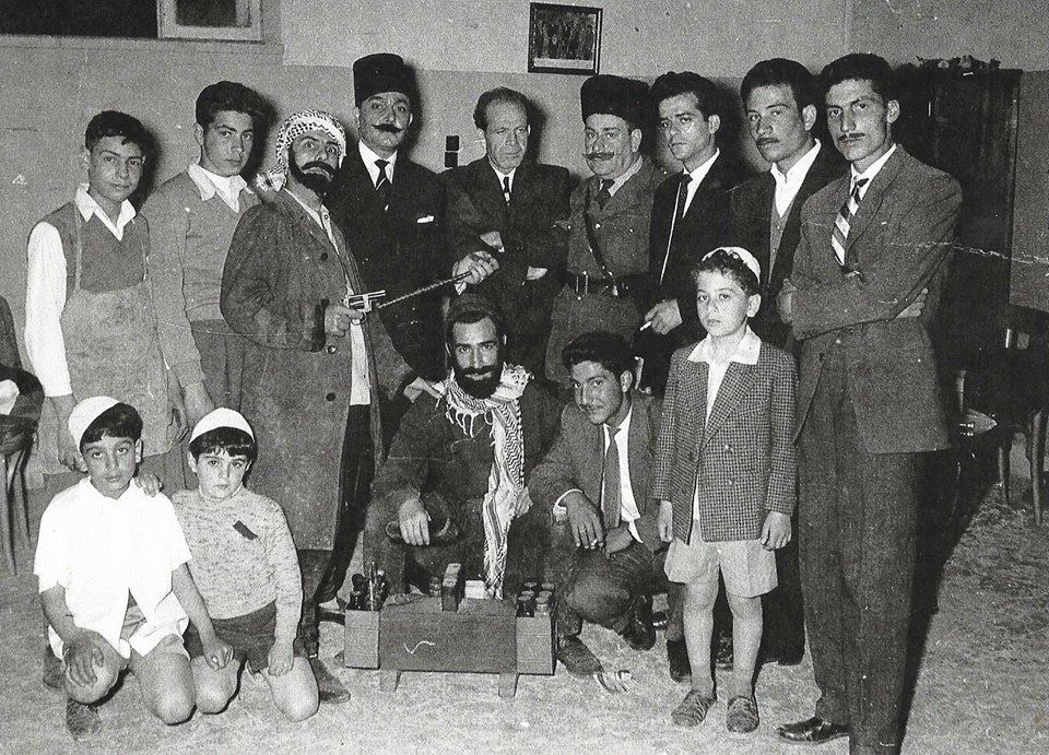 التاريخ السوري المعاصر - الأديب مراد السباعي مع ممثلين من مسرحية البويجي