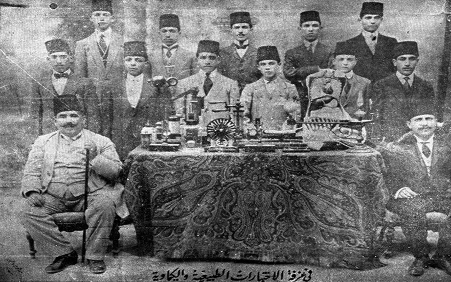 طلاب في قاعة الاختبارات الطبيعية والكيميائية في المدرسة العلمية في حمص