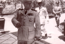 حسني الزعيم وخلفه مرافقه رياض الكيلاني في القصرالجمهوري عام 1949