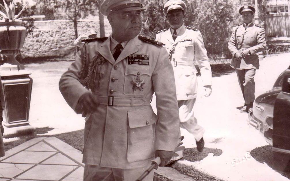 حسني الزعيم وخلفه مرافقه رياض الكيلاني في القصرالجمهوري عام 1949