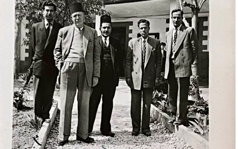 محمد نجيب الجزار مدير مدرسة المعري في حلب مع فاتح المدرس عام 1950م
