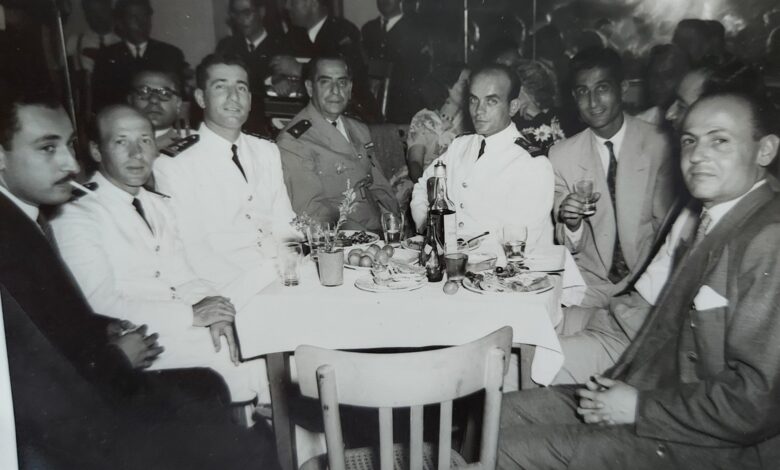 التاريخ السوري المعاصر - مجموعة من الضباط السوريين في مطعم الكازينو في اللاذقية عام 1954م