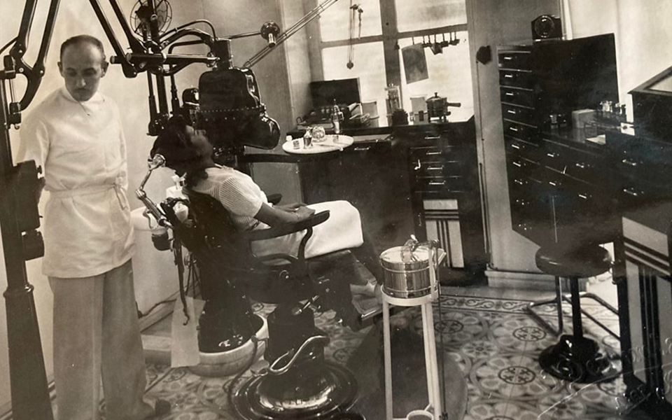 أنطوان مكربنة في عيادته في مدينة حلب في أربعينيات القرن العشرين