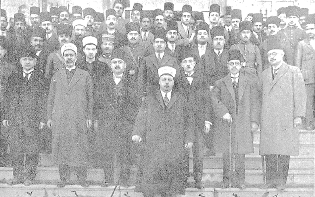 أعضاء حكومة تاج الدين الحسني أمام دار الحكومة عام 1928