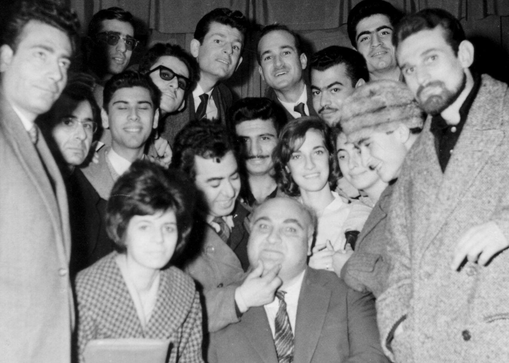 أساتذة وطلاب في المعهد العالي للفنون الجميلة بدمشق عام 1962م