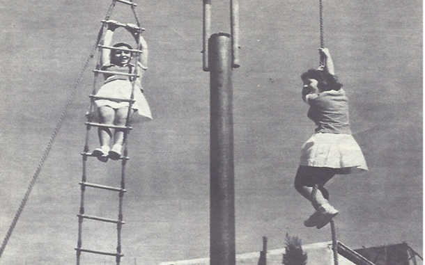 طالبات ولعبة تسلق الحبل في معهد جان دارك - مدرسة دار السلام في دمشق عام 1960