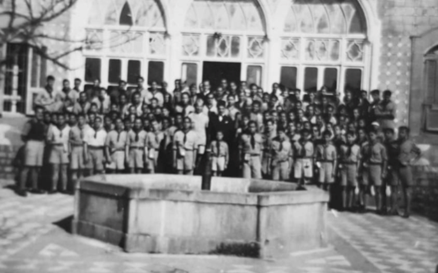 طلاب مدرسة التجهيز الأولى في حمص عام 1945