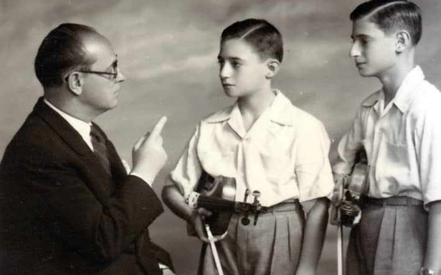 الأخوان ضياء ونجمي السكري مع الأستاذ الروسي ميشيل بوريزنكو في حلب 1951