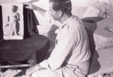 نسيب صليبي عند اكتشاف تمثال لفتاة تدمرية من مدفن سمسن عام 1958